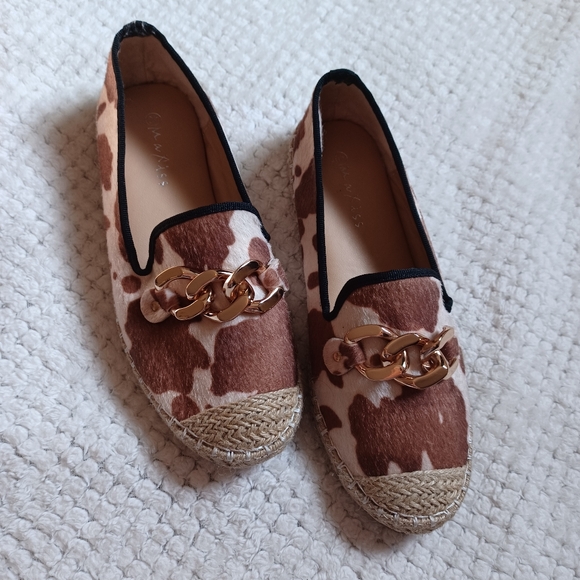 Cow print Ballerina flats shoes gold chain accent size 40 size 8 Women Trending - Picture 3 of 6